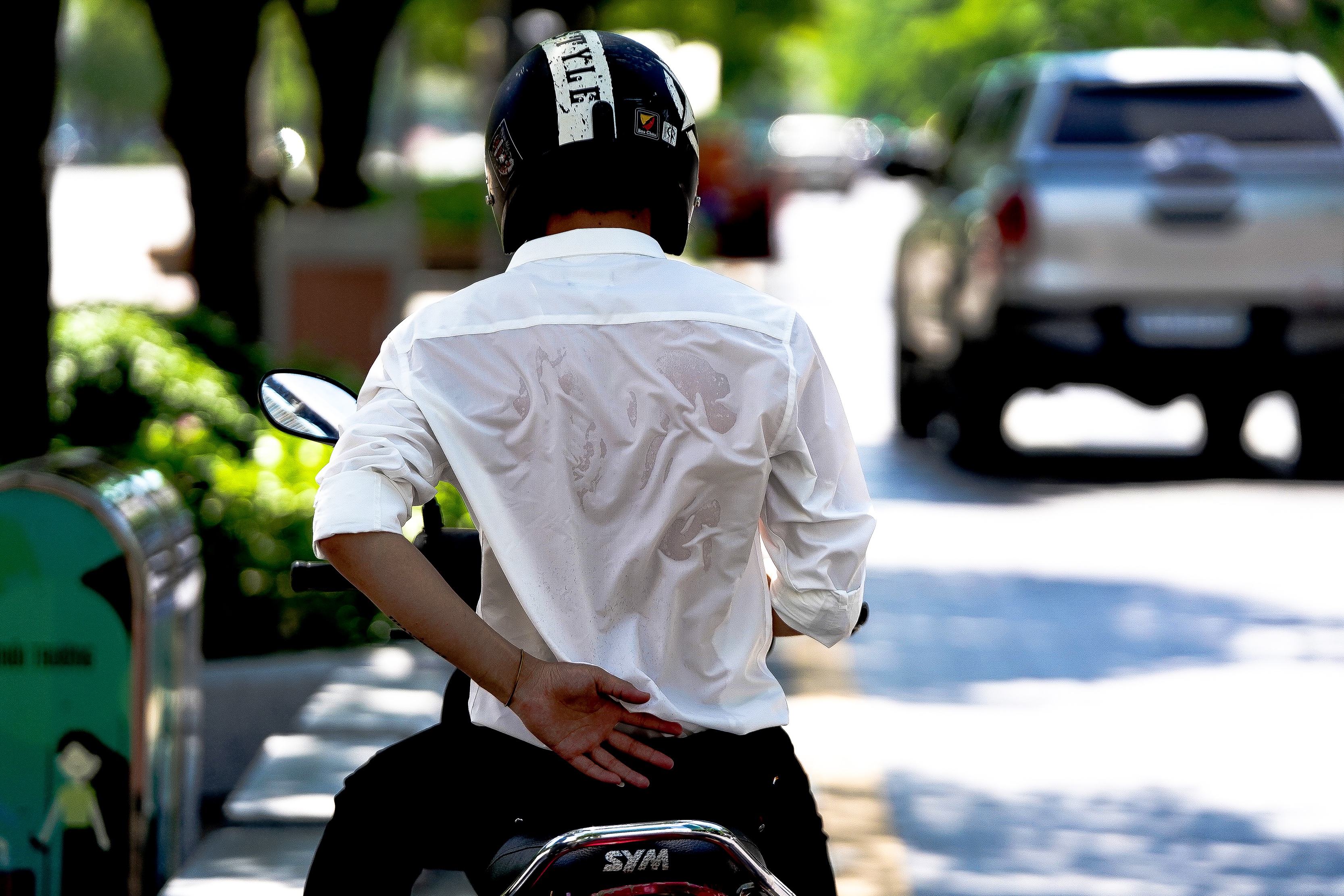 Người Sài Gòn quay quắt với thời tiết oi bức, độ ẩm cao - Ảnh 4. Người Sài Gòn quay quắt với thời tiết oi bức, độ ẩm cao - Ảnh 4.