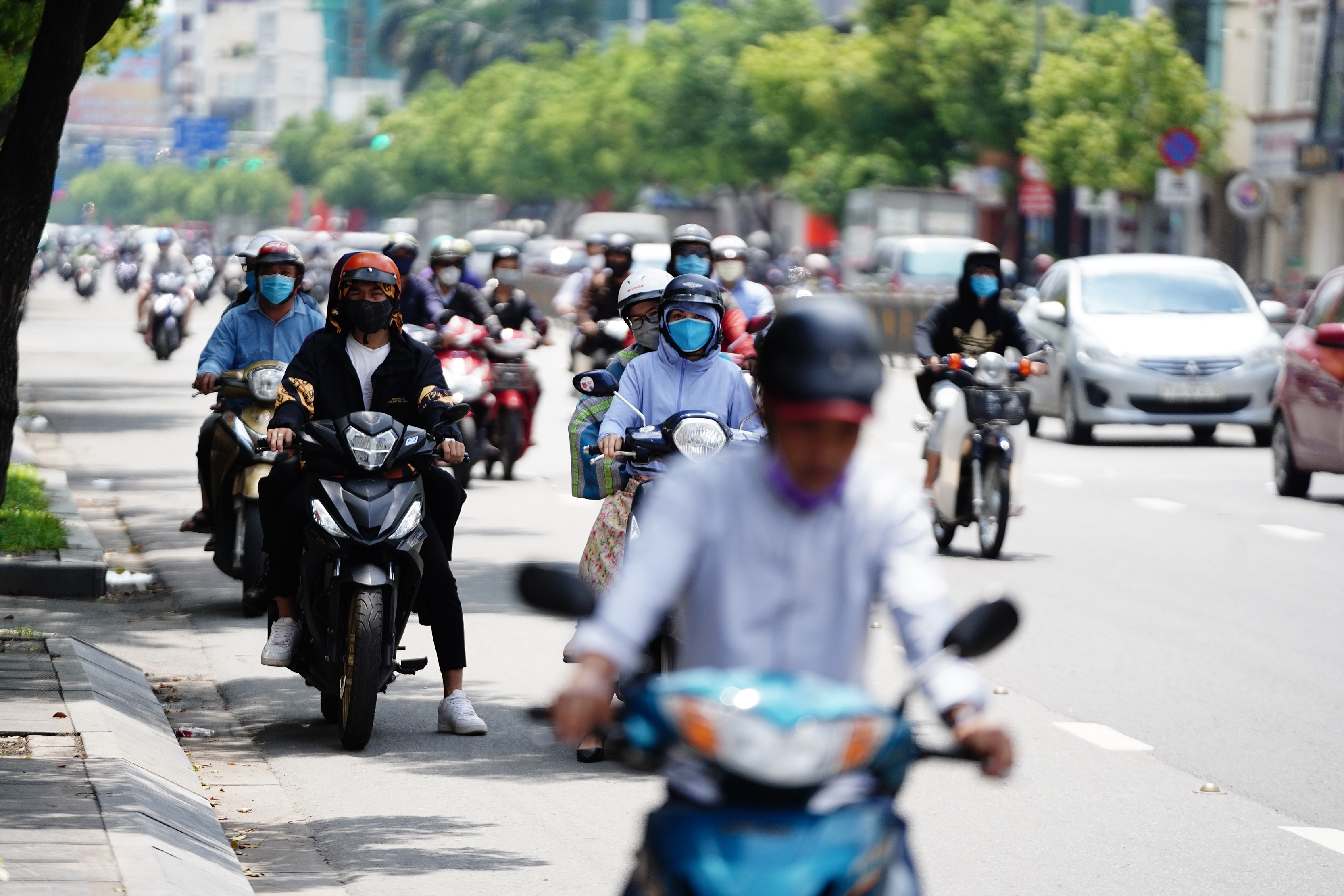 Người Sài Gòn quay quắt với thời tiết oi bức, độ ẩm cao - Ảnh 5. Người Sài Gòn quay quắt với thời tiết oi bức, độ ẩm cao - Ảnh 5.