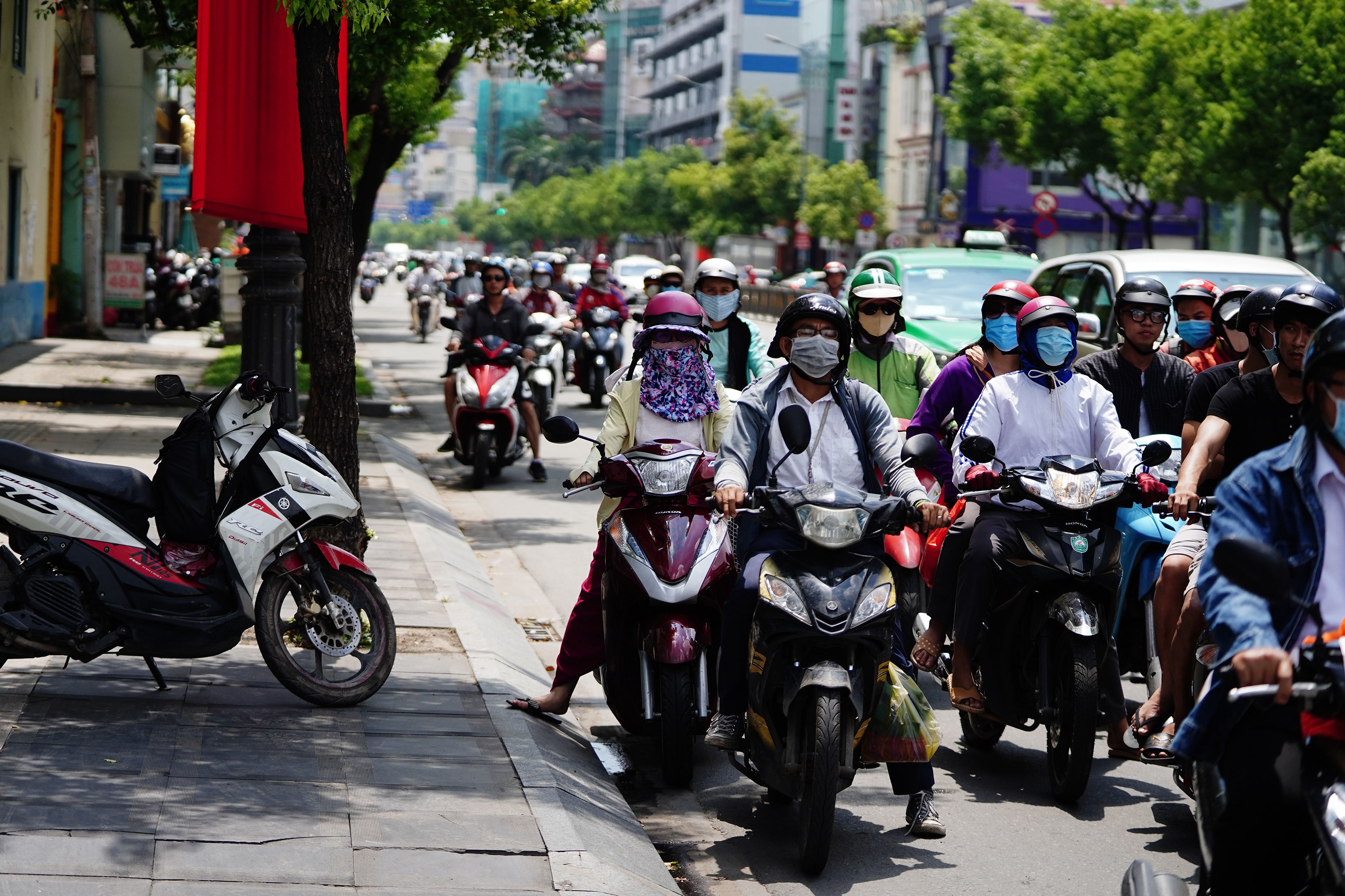 Người Sài Gòn quay quắt với thời tiết oi bức, độ ẩm cao - Ảnh 6. Người Sài Gòn quay quắt với thời tiết oi bức, độ ẩm cao - Ảnh 6.