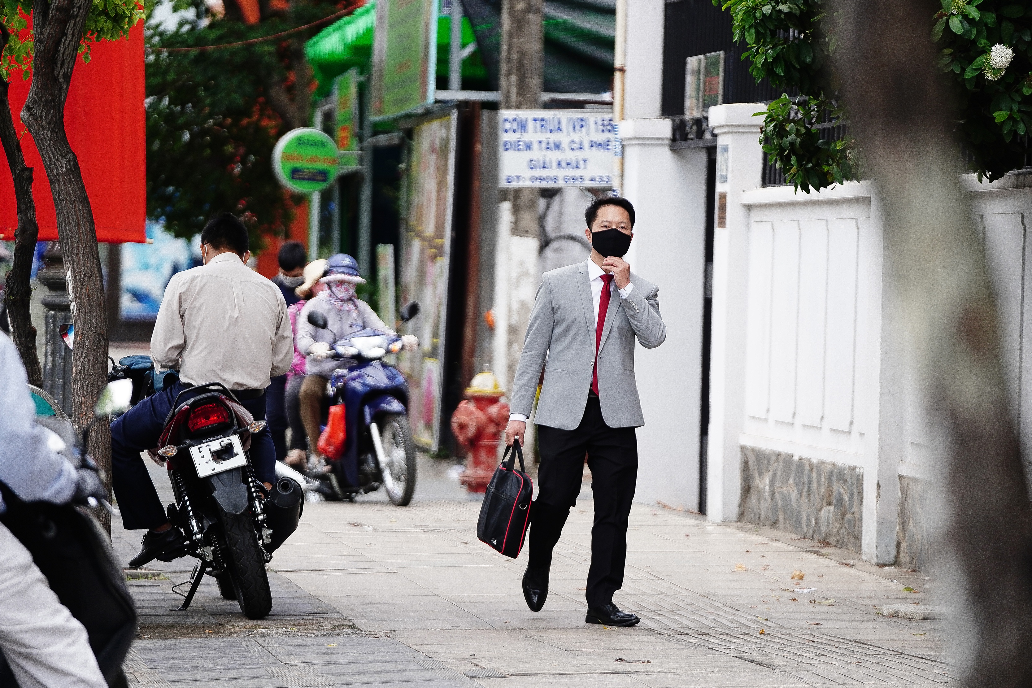 Người Sài Gòn quay quắt với thời tiết oi bức, độ ẩm cao - Ảnh 7. Người Sài Gòn quay quắt với thời tiết oi bức, độ ẩm cao - Ảnh 7.