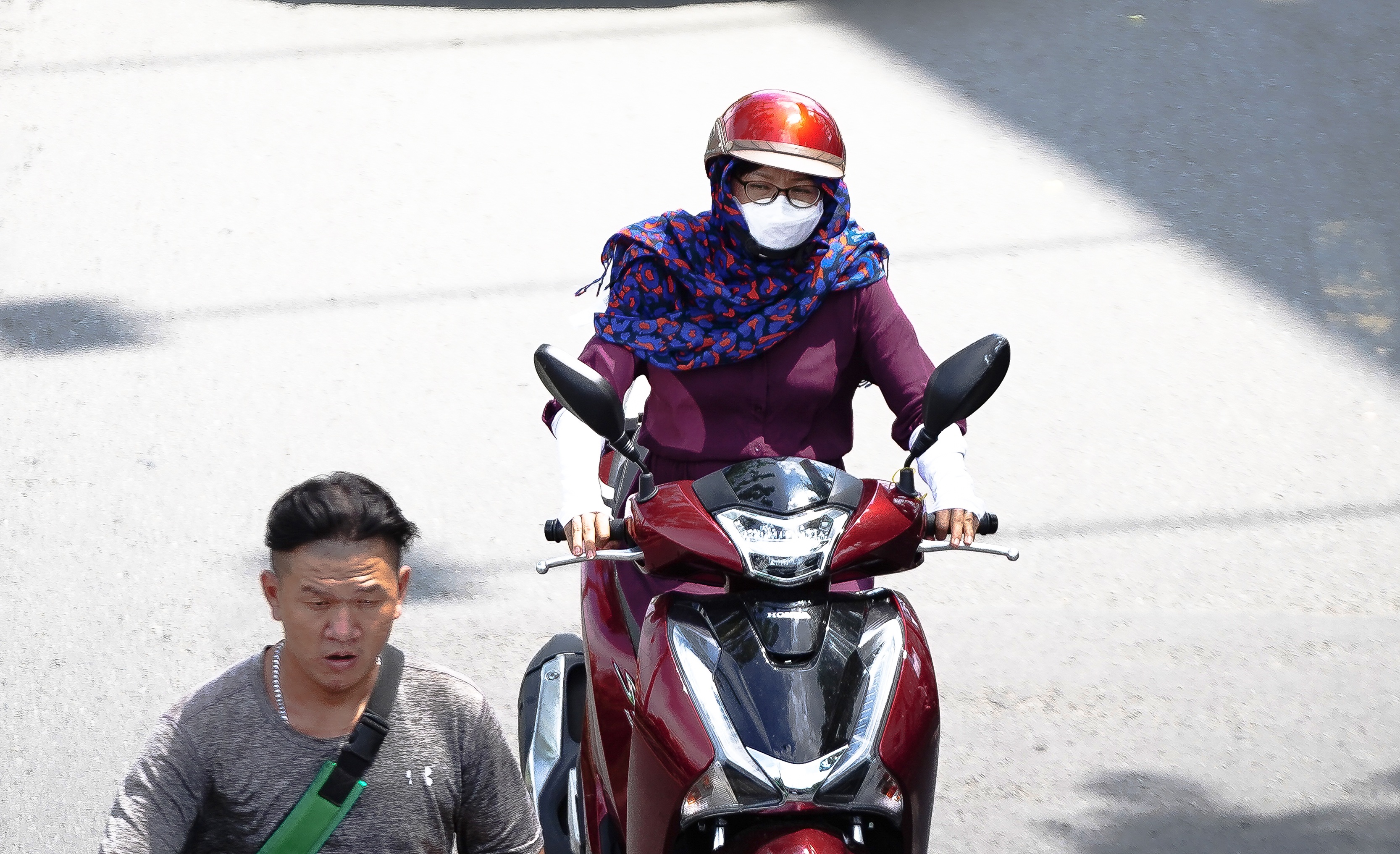Người Sài Gòn quay quắt với thời tiết oi bức, độ ẩm cao - Ảnh 8. Người Sài Gòn quay quắt với thời tiết oi bức, độ ẩm cao - Ảnh 8.