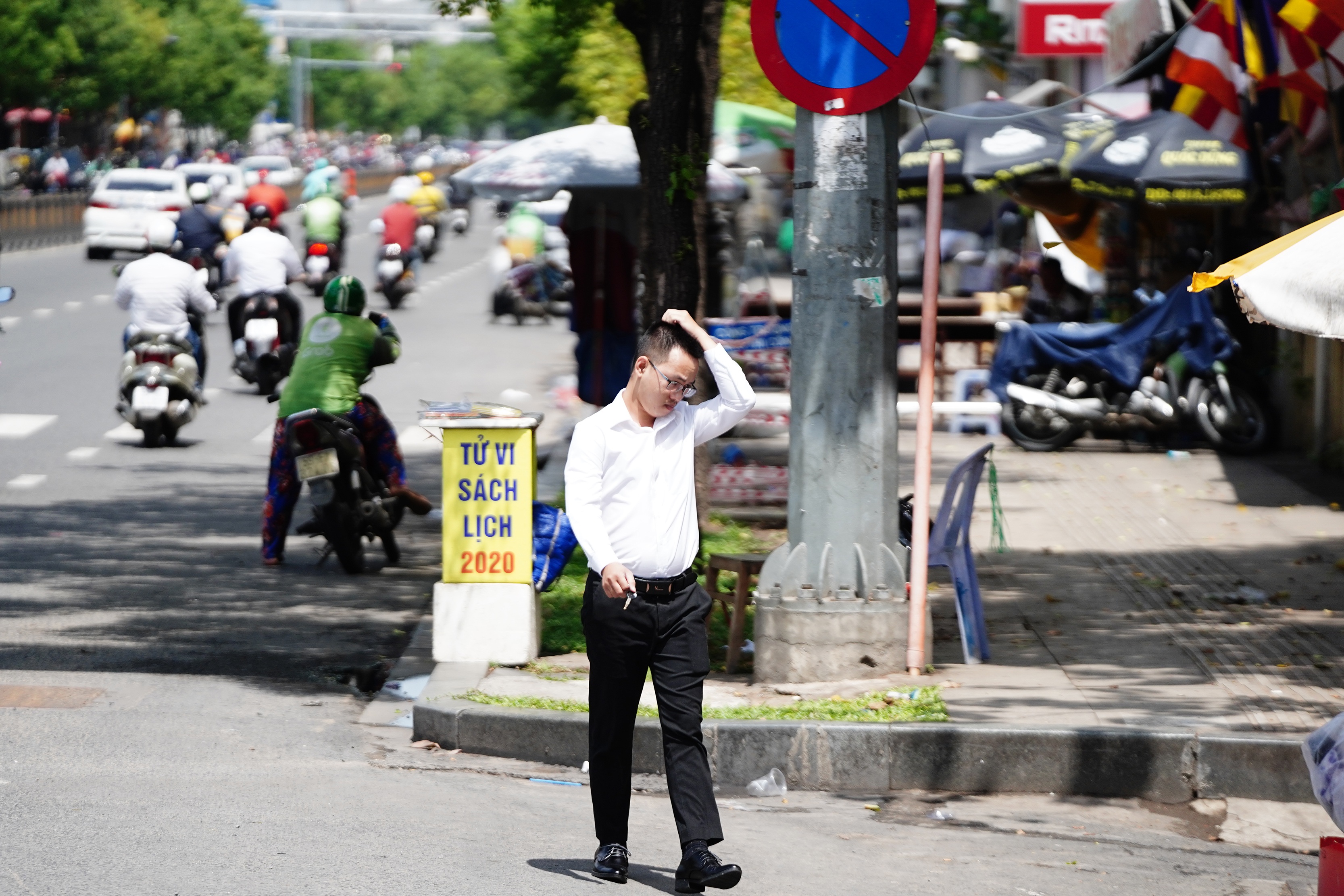 Người Sài Gòn quay quắt với thời tiết oi bức, độ ẩm cao - Ảnh 9. Người Sài Gòn quay quắt với thời tiết oi bức, độ ẩm cao - Ảnh 9.