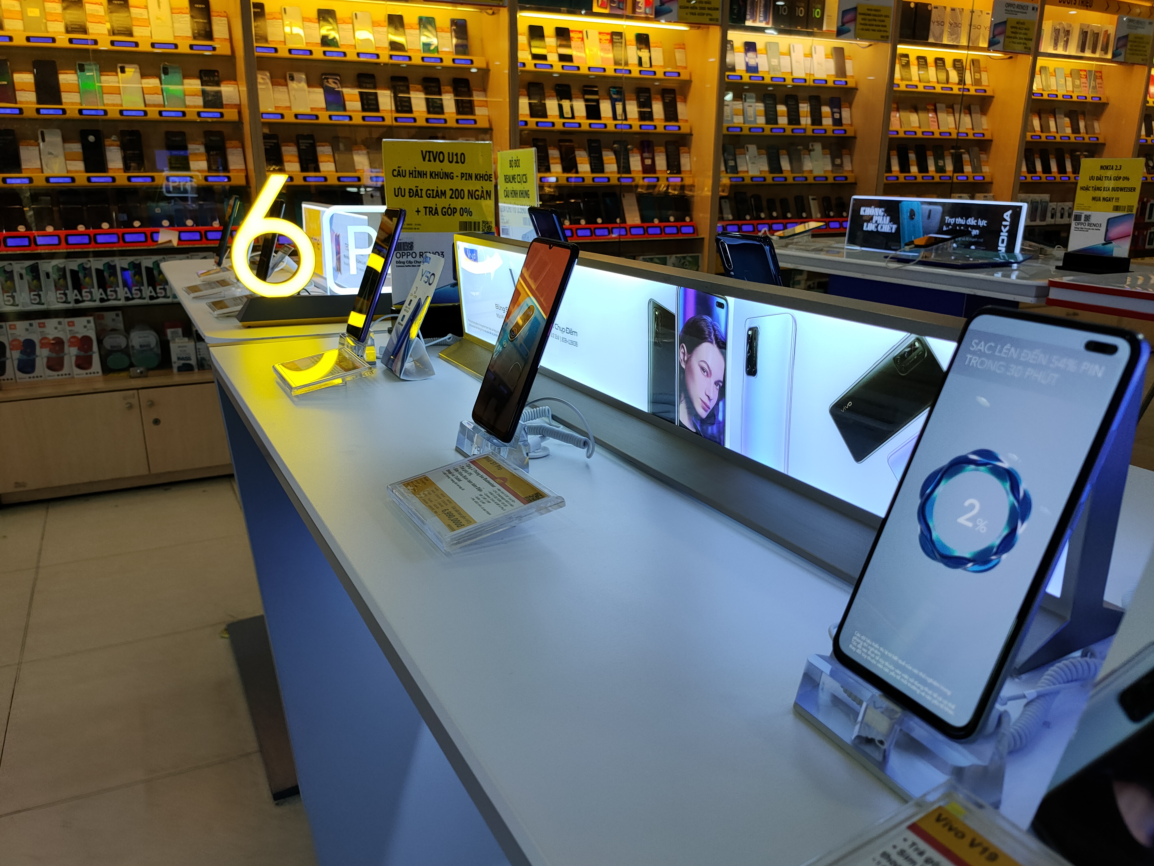 Android và iPhone tiếp tục biến động trong chương trình điện thoại giảm giá - Ảnh 2. Android và iPhone tiếp tục biến động trong chương trình điện thoại giảm giá - Ảnh 2.