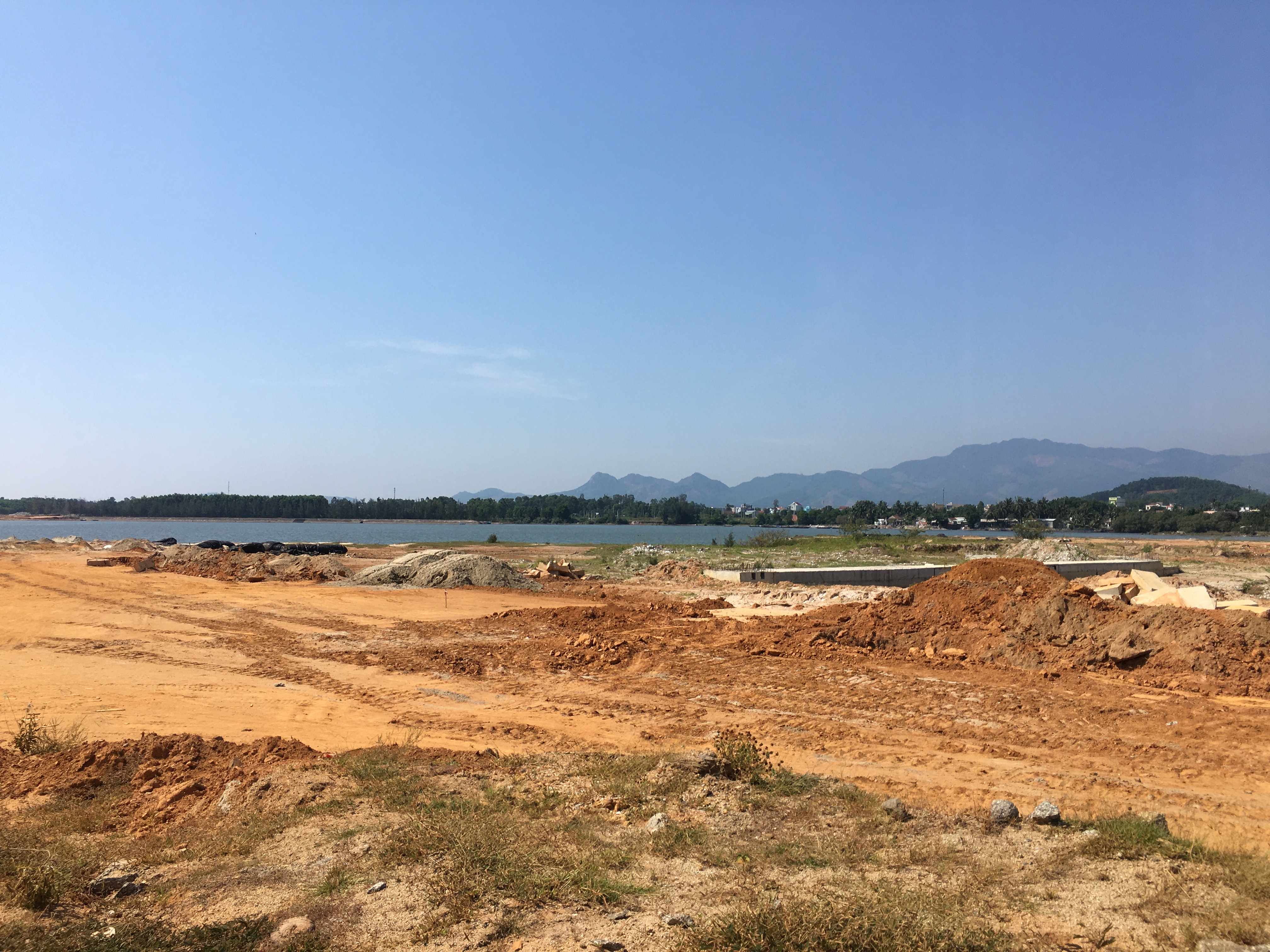Quảng Nam: Dân chặn thi công đường 129 và khu đô thị Vịnh An Hòa - Ảnh 7. Quảng Nam: Dân chặn thi công đường 129 và khu đô thị Vịnh An Hòa - Ảnh 7.