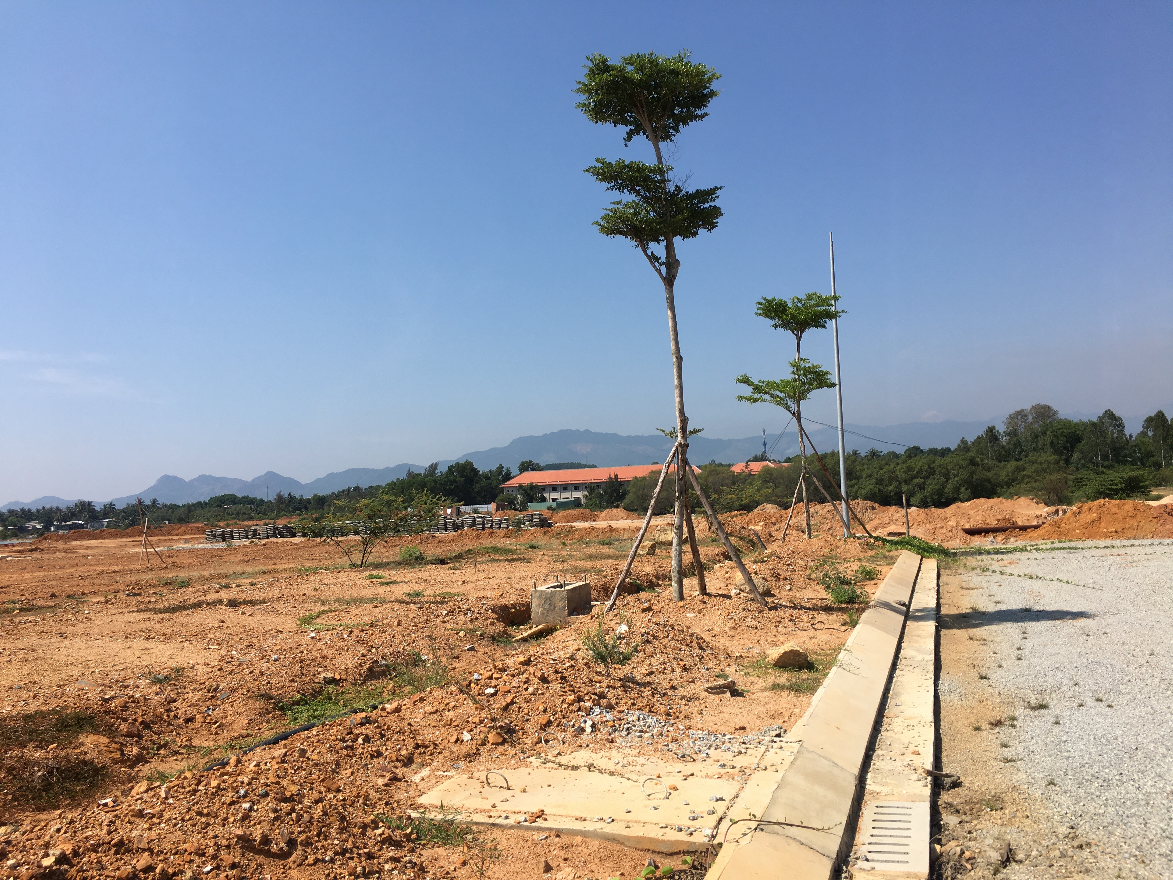 Quảng Nam: Dân chặn thi công đường 129 và khu đô thị Vịnh An Hòa - Ảnh 12. Quảng Nam: Dân chặn thi công đường 129 và khu đô thị Vịnh An Hòa - Ảnh 12.