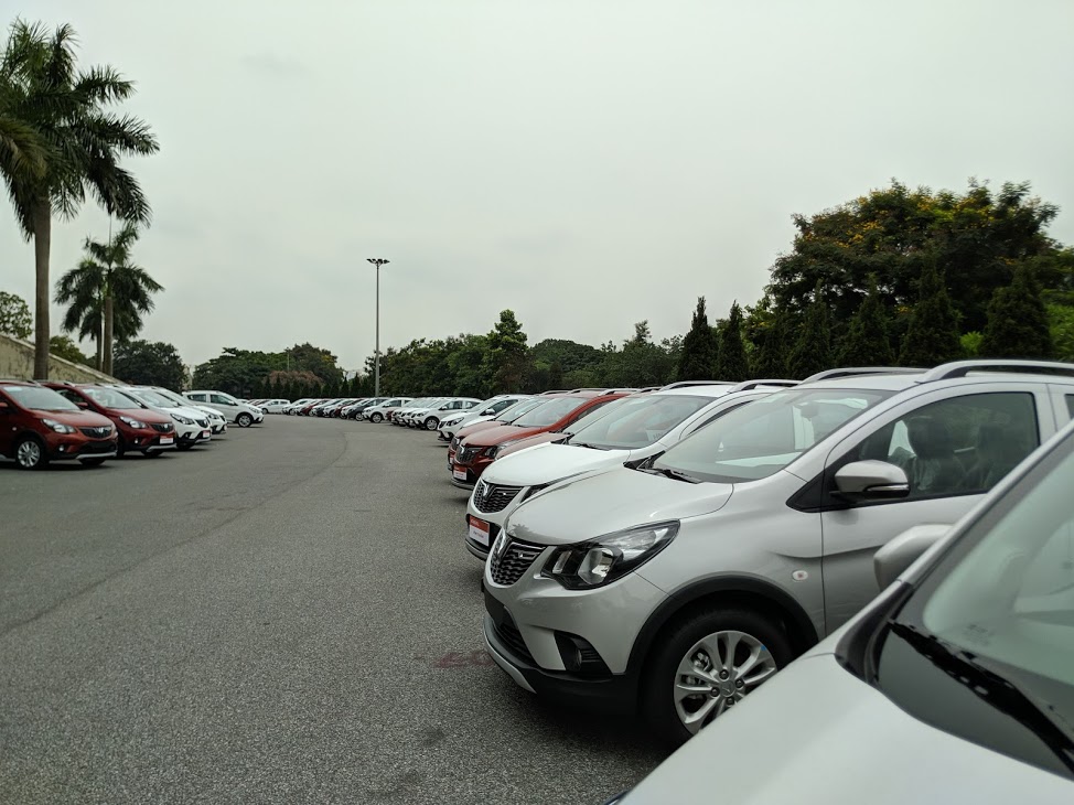 Giá xe bất ngờ tăng vọt cả trăm triệu đồng, lệ phí trước bạ giảm 50% vẫn nằm 'trên giấy' - Ảnh 1. Giá xe bất ngờ tăng vọt cả trăm triệu đồng, lệ phí trước bạ giảm 50% vẫn nằm 'trên giấy' - Ảnh 1.