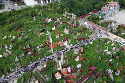 Đường Nguyễn Khuyến chưa thông, người dân chịu cảnh tắc đường qua nghĩa trang Yên Xá