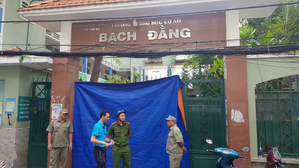 Gốc cây phượng mục ruỗng, gãy đổ khiến học sinh tử vong ở TP HCM - Ảnh 2. Gốc cây phượng mục ruỗng, gãy đổ khiến học sinh tử vong ở TP HCM - Ảnh 2.