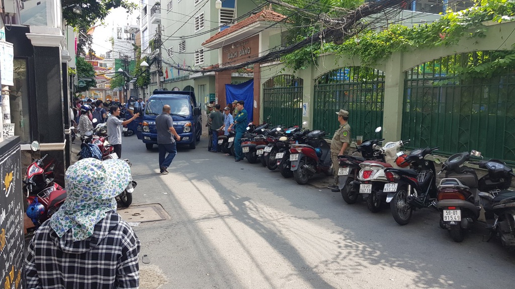 Gốc cây phượng mục ruỗng, gãy đổ khiến học sinh tử vong ở TP HCM - Ảnh 8. Gốc cây phượng mục ruỗng, gãy đổ khiến học sinh tử vong ở TP HCM - Ảnh 8.