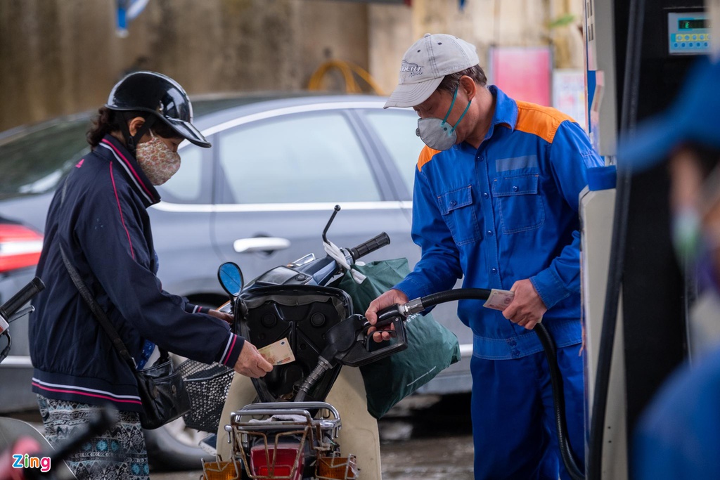 Cây xăng găm hàng, vì đâu? - Ảnh 1. Cây xăng găm hàng, vì đâu? - Ảnh 1.