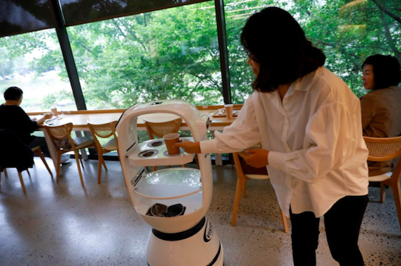 Quán cà phê Hàn Quốc 'thuê' robot làm bồi bàn giữa dịch Covid-19 - Ảnh 1.
