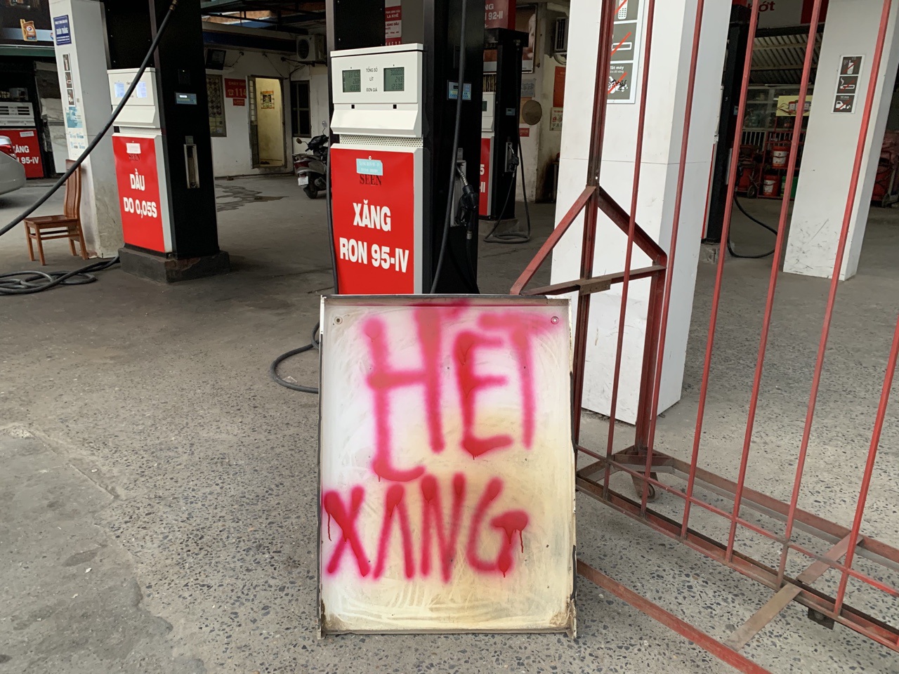 Trước ngày tăng giá: Hàng loạt cửa hàng đóng cửa, thông báo hết xăng - Ảnh 1. Trước ngày tăng giá: Hàng loạt cửa hàng đóng cửa, thông báo hết xăng - Ảnh 1.