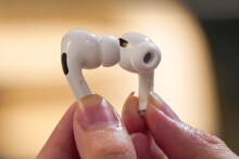 Công nhân Việt Nam làm AirPods lương tháng trên 10 triệu đồng