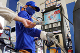 Giá xăng tiếp tục tăng thêm gần 1.000 đồng/lít chiều nay