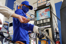 Giá xăng tiếp tục tăng thêm gần 1.000 đồng/lít chiều nay