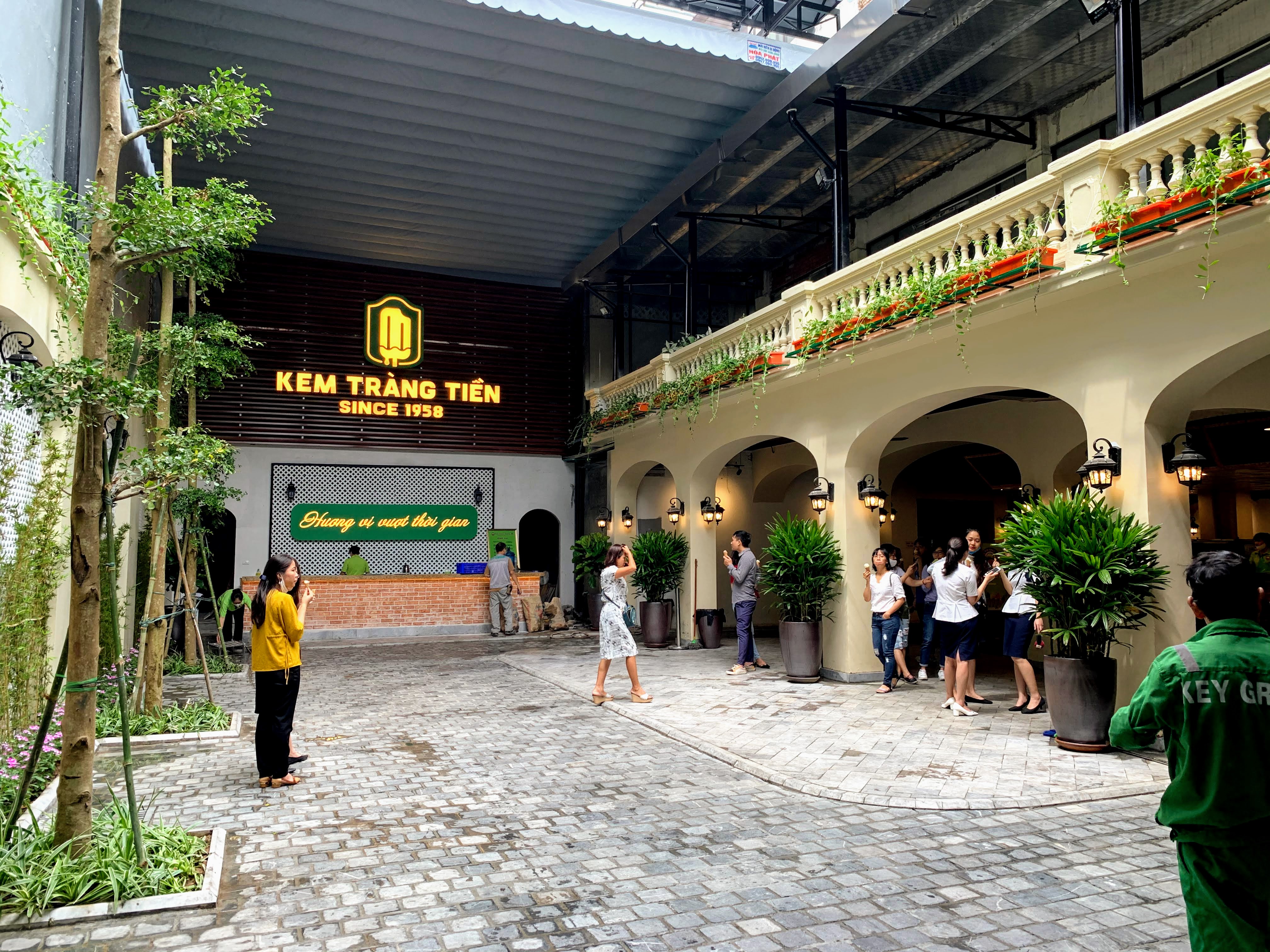 Sau đại dịch, Kem Tràng Tiền chi 10 tỉ đồng để lột xác hoá 'thiên nga' sang chảnh - Ảnh 5. Sau đại dịch, Kem Tràng Tiền chi 10 tỉ đồng để lột xác hoá 'thiên nga' sang chảnh - Ảnh 5.