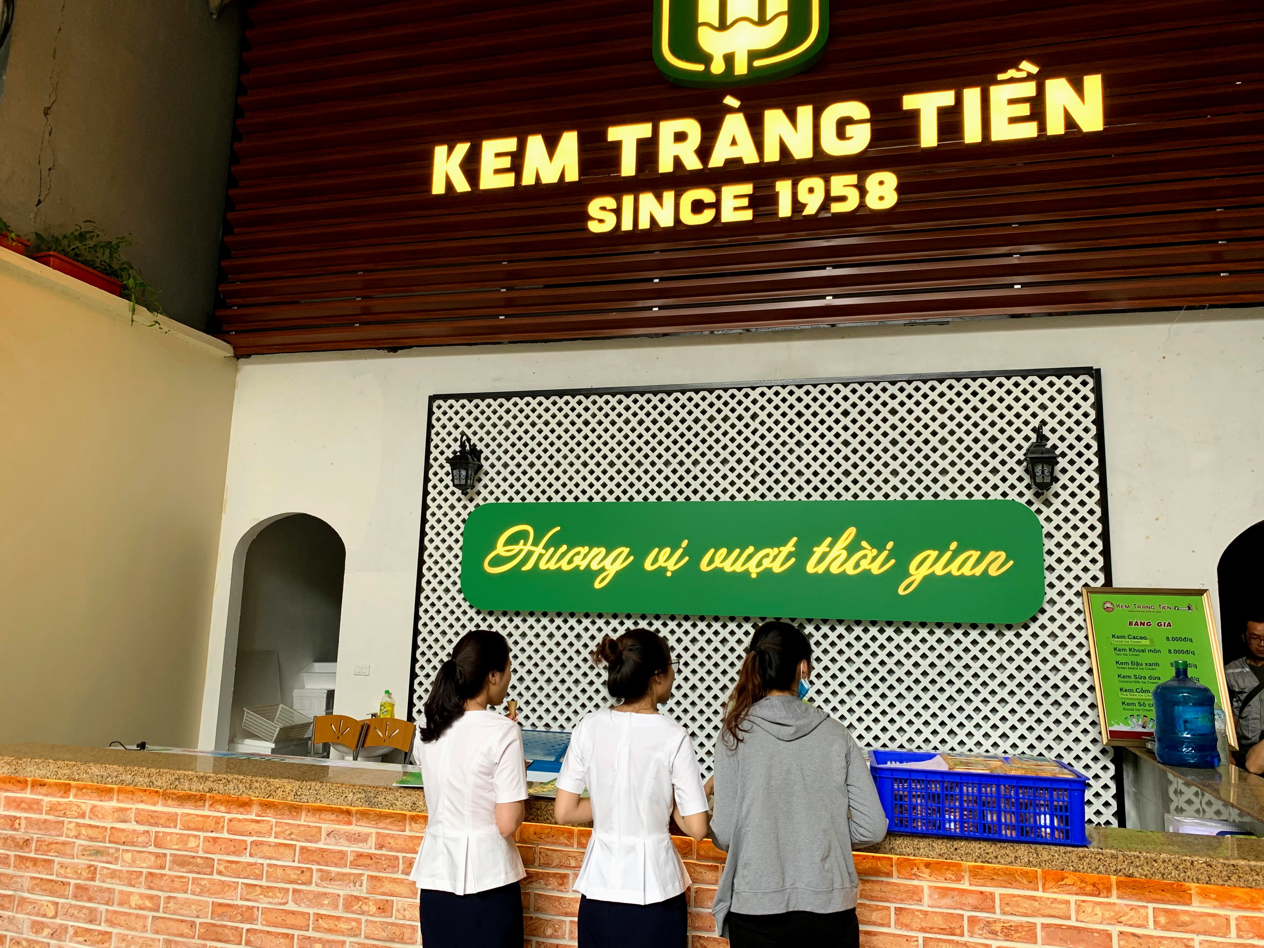 Sau đại dịch, Kem Tràng Tiền chi 10 tỉ đồng để lột xác hoá 'thiên nga' sang chảnh - Ảnh 6. Sau đại dịch, Kem Tràng Tiền chi 10 tỉ đồng để lột xác hoá 'thiên nga' sang chảnh - Ảnh 6.