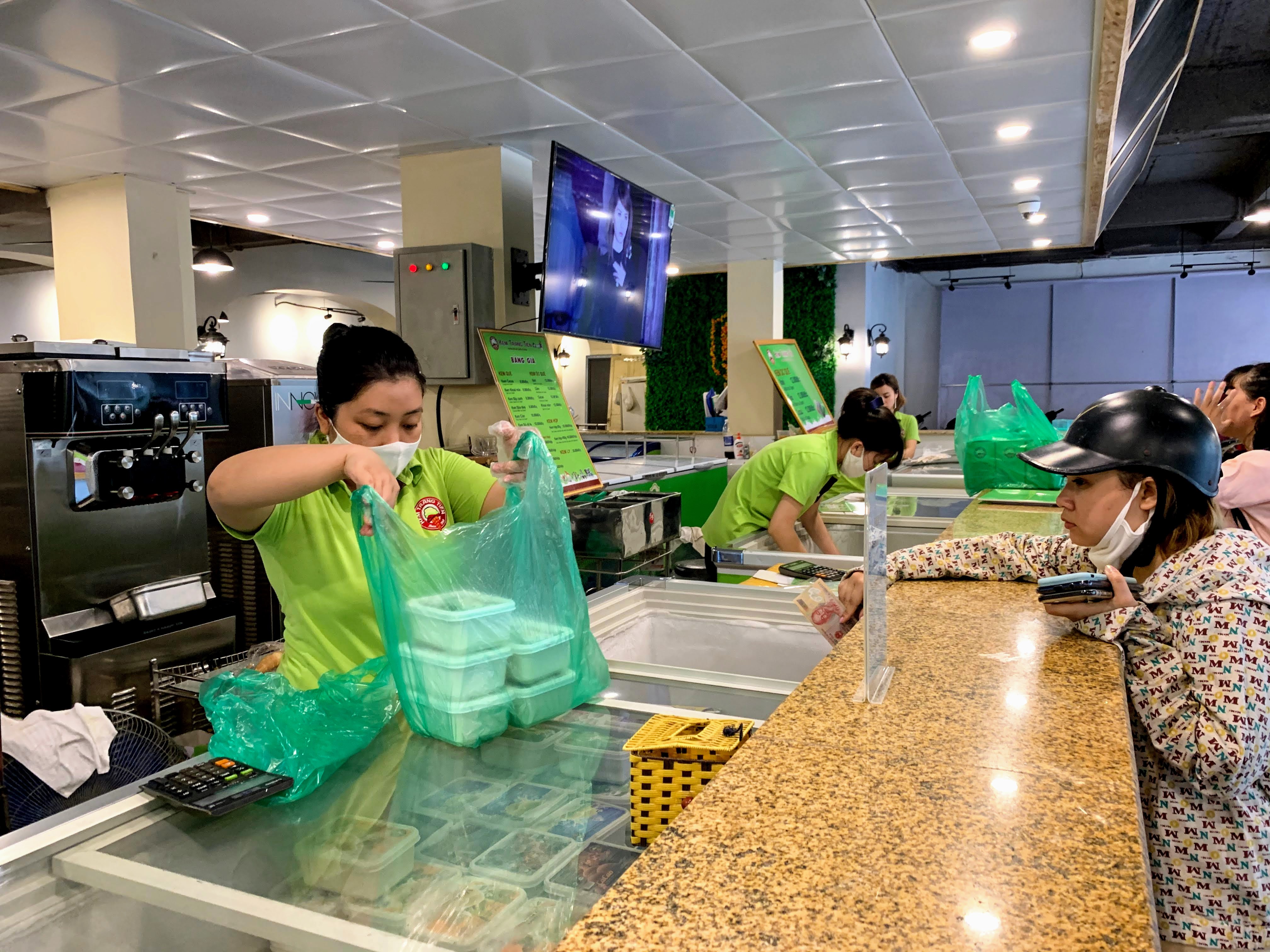 Sau đại dịch, Kem Tràng Tiền chi 10 tỉ đồng để lột xác hoá 'thiên nga' sang chảnh - Ảnh 13. Sau đại dịch, Kem Tràng Tiền chi 10 tỉ đồng để lột xác hoá 'thiên nga' sang chảnh - Ảnh 13.