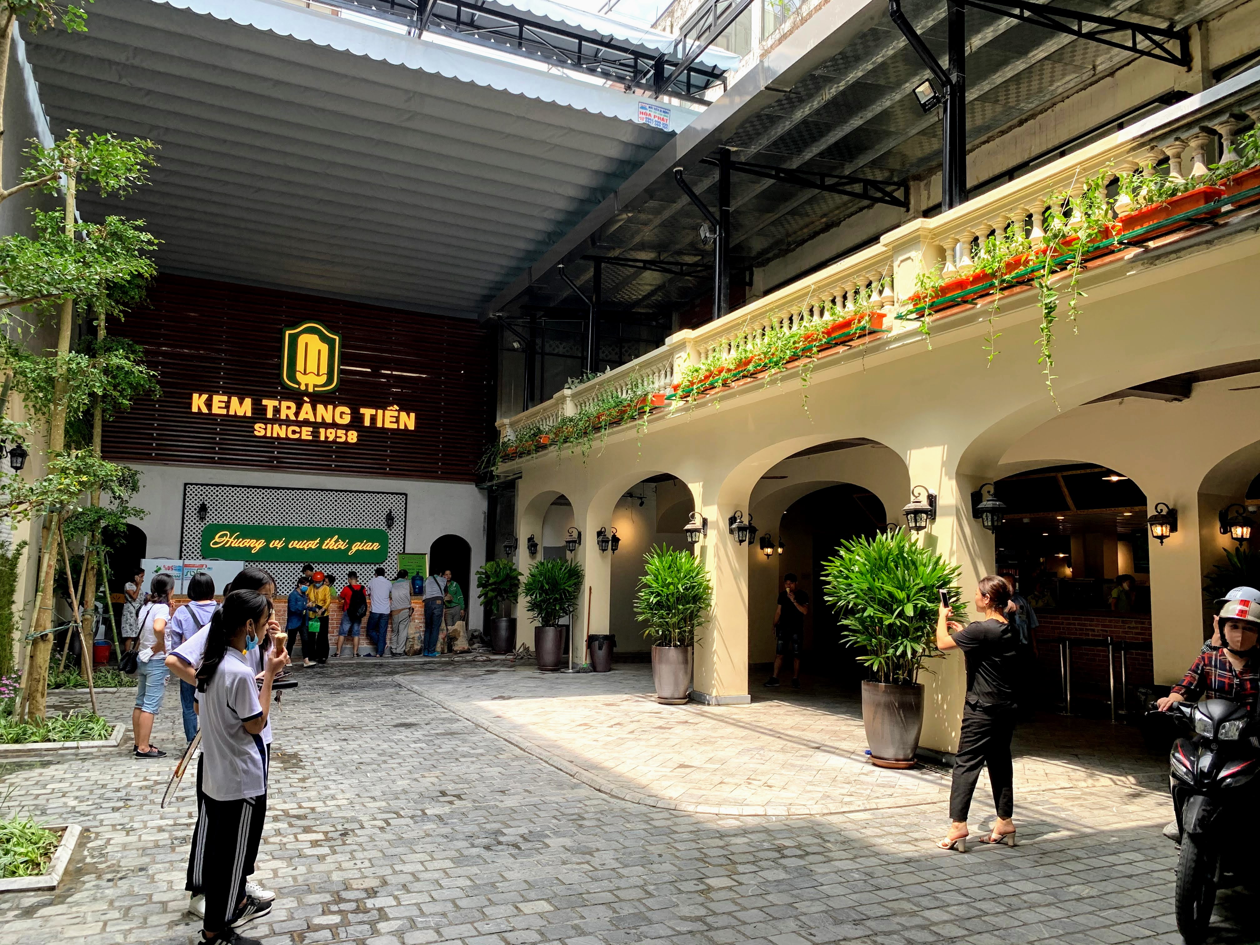 Sau đại dịch, Kem Tràng Tiền chi 10 tỉ đồng để lột xác hoá 'thiên nga' sang chảnh - Ảnh 3. Sau đại dịch, Kem Tràng Tiền chi 10 tỉ đồng để lột xác hoá 'thiên nga' sang chảnh - Ảnh 3.