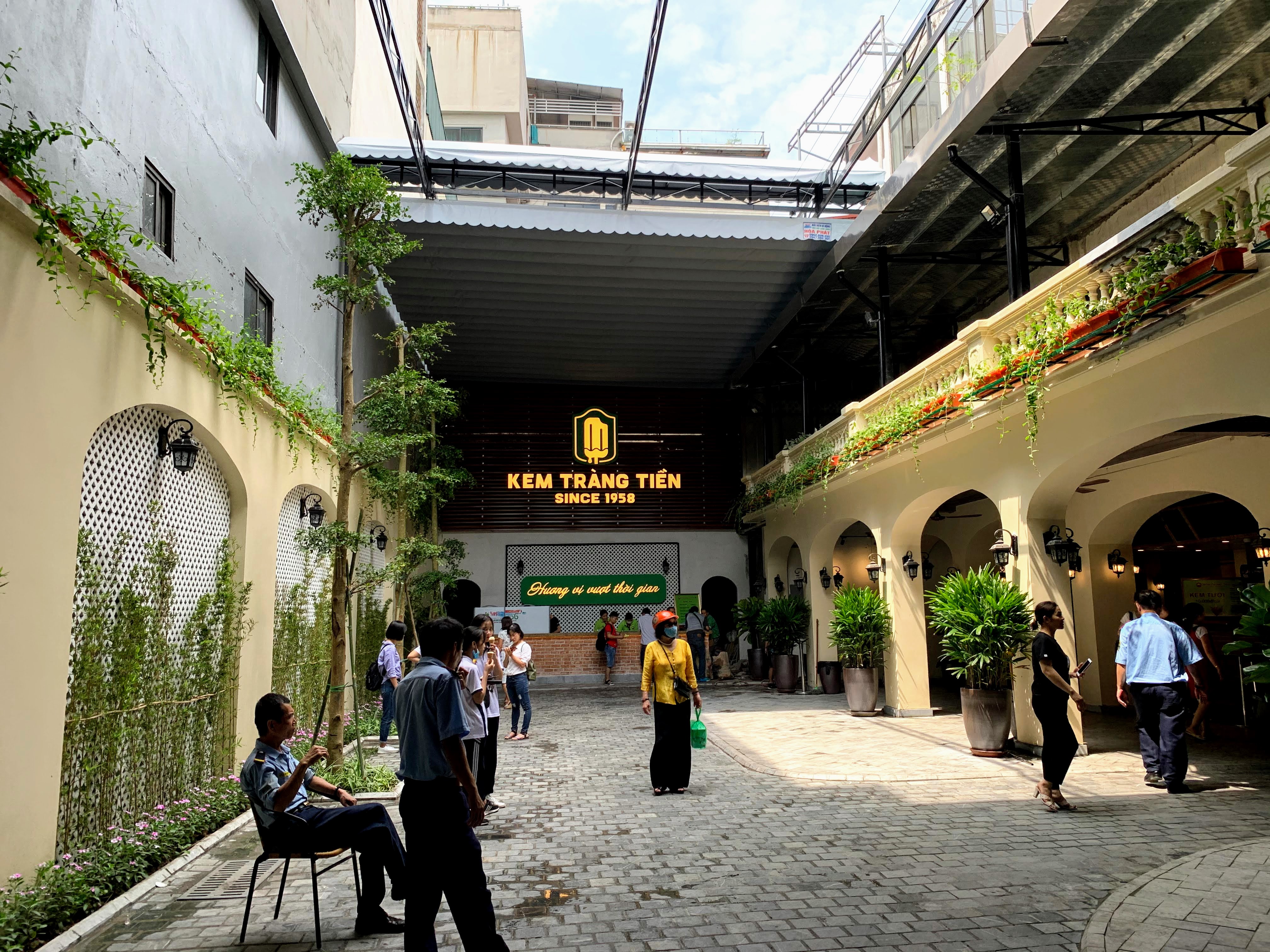 Sau đại dịch, Kem Tràng Tiền chi 10 tỉ đồng để lột xác hoá 'thiên nga' sang chảnh - Ảnh 4. Sau đại dịch, Kem Tràng Tiền chi 10 tỉ đồng để lột xác hoá 'thiên nga' sang chảnh - Ảnh 4.