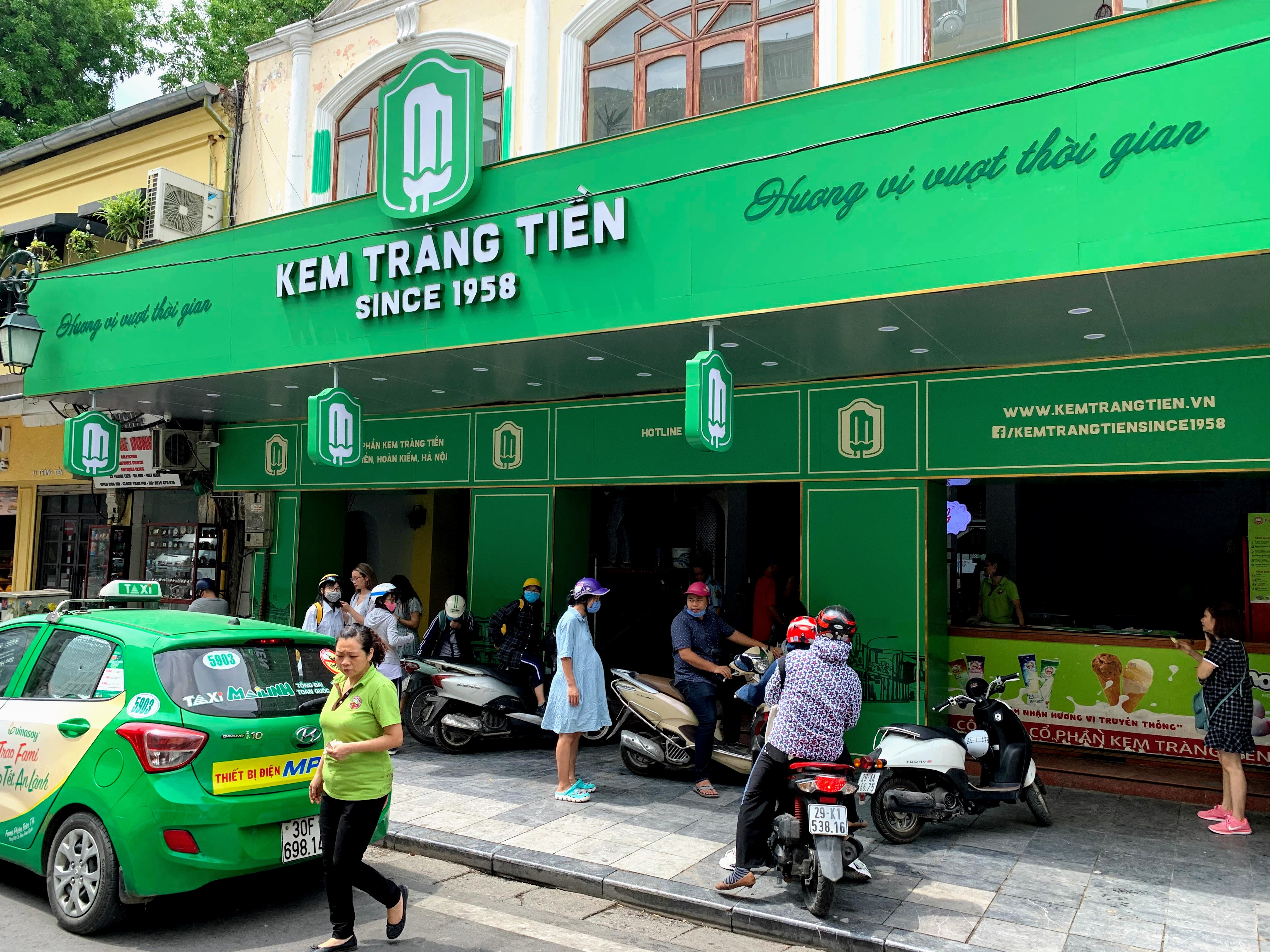 Chi 10 tỉ đồng, kem Tràng Tiền lột xác hoá 'thiên nga' sang chảnh - Ảnh 1. Chi 10 tỉ đồng, kem Tràng Tiền lột xác hoá 'thiên nga' sang chảnh - Ảnh 1.