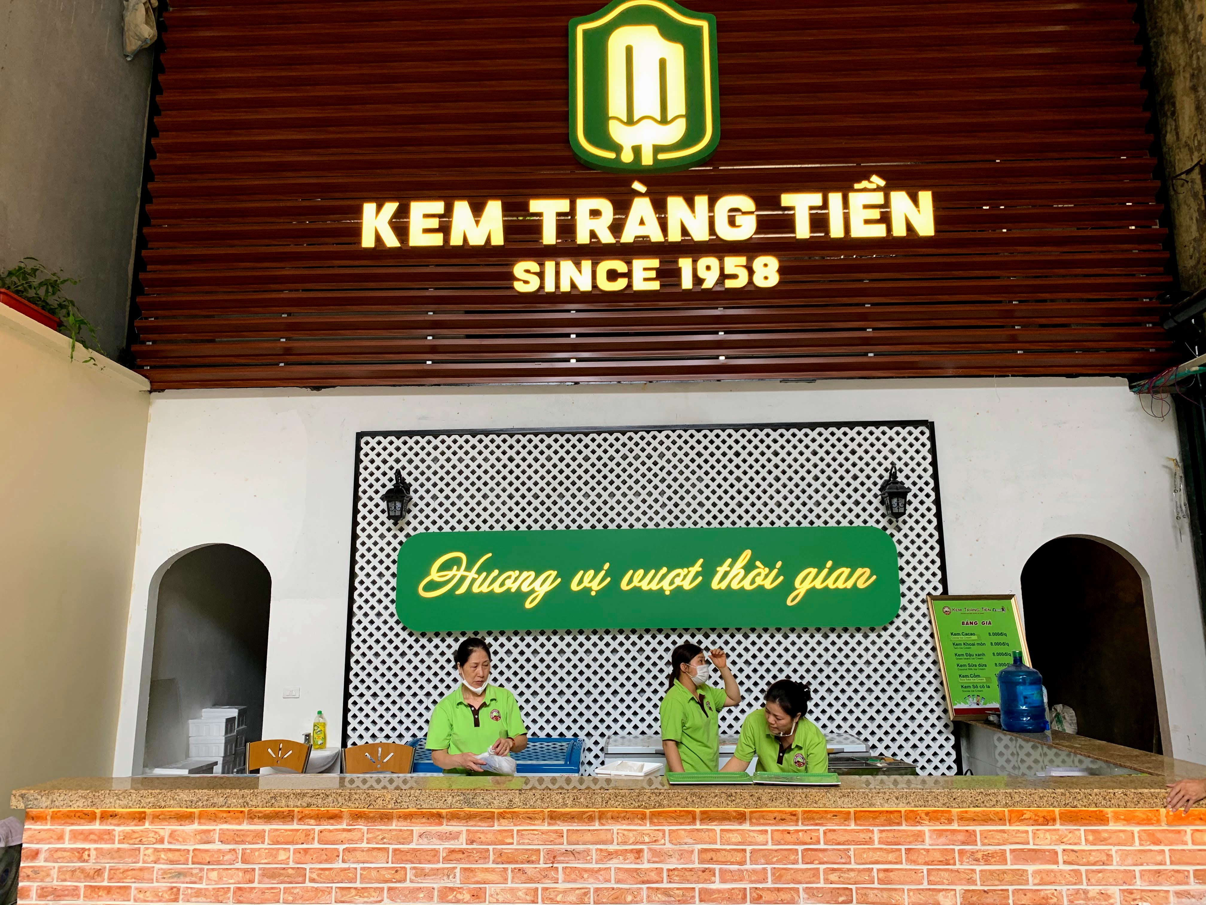 Sau đại dịch, Kem Tràng Tiền chi 10 tỉ đồng để lột xác hoá 'thiên nga' sang chảnh - Ảnh 8. Sau đại dịch, Kem Tràng Tiền chi 10 tỉ đồng để lột xác hoá 'thiên nga' sang chảnh - Ảnh 8.