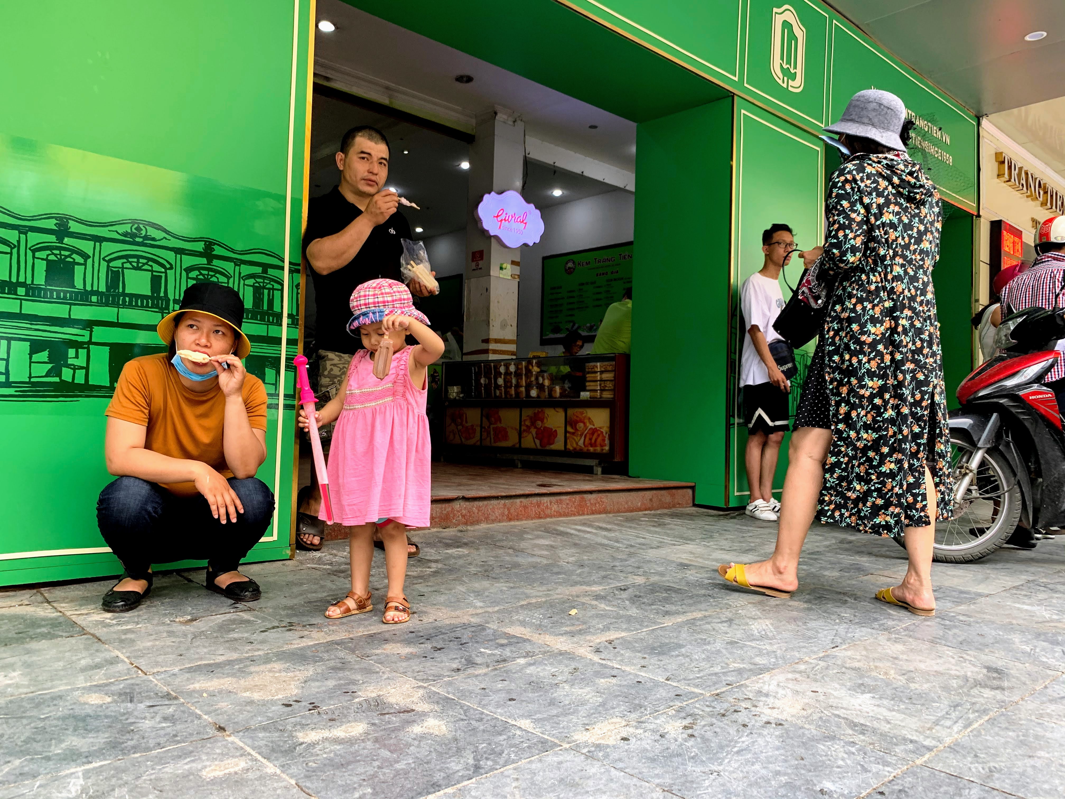 Sau đại dịch, Kem Tràng Tiền chi 10 tỉ đồng để lột xác hoá 'thiên nga' sang chảnh - Ảnh 16. Sau đại dịch, Kem Tràng Tiền chi 10 tỉ đồng để lột xác hoá 'thiên nga' sang chảnh - Ảnh 16.