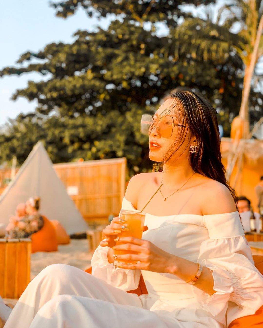 Top 5 quán bar ở Phú Quốc ngắm hoàng hôn trên biển cực chill - Ảnh 2.