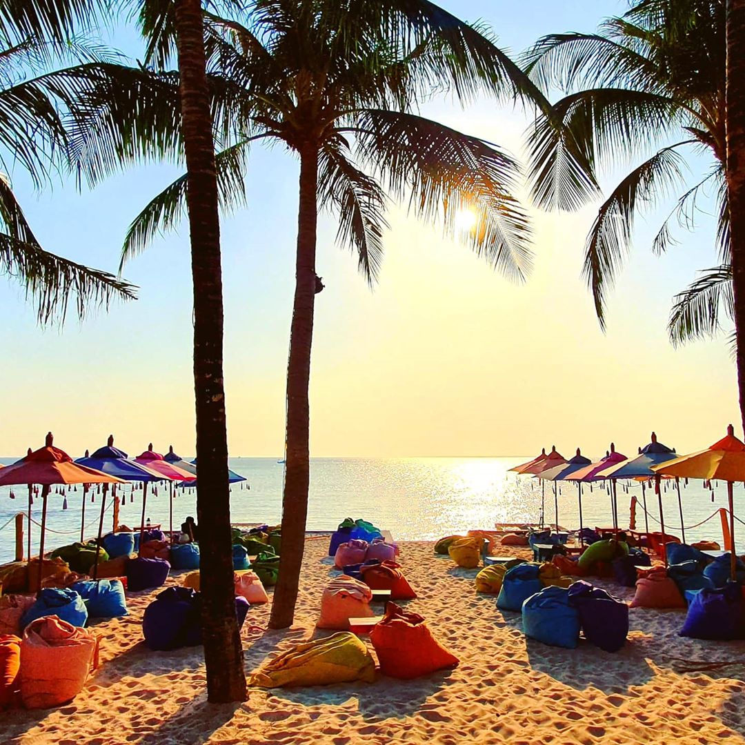 Top 5 quán bar ở Phú Quốc ngắm hoàng hôn trên biển cực chill - Ảnh 9.