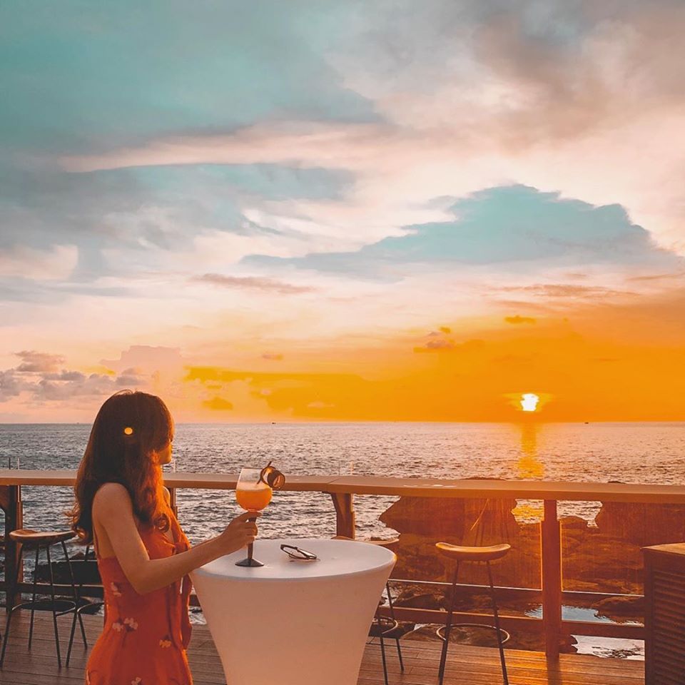 Top 5 quán bar ở Phú Quốc ngắm hoàng hôn trên biển cực chill - Ảnh 11.