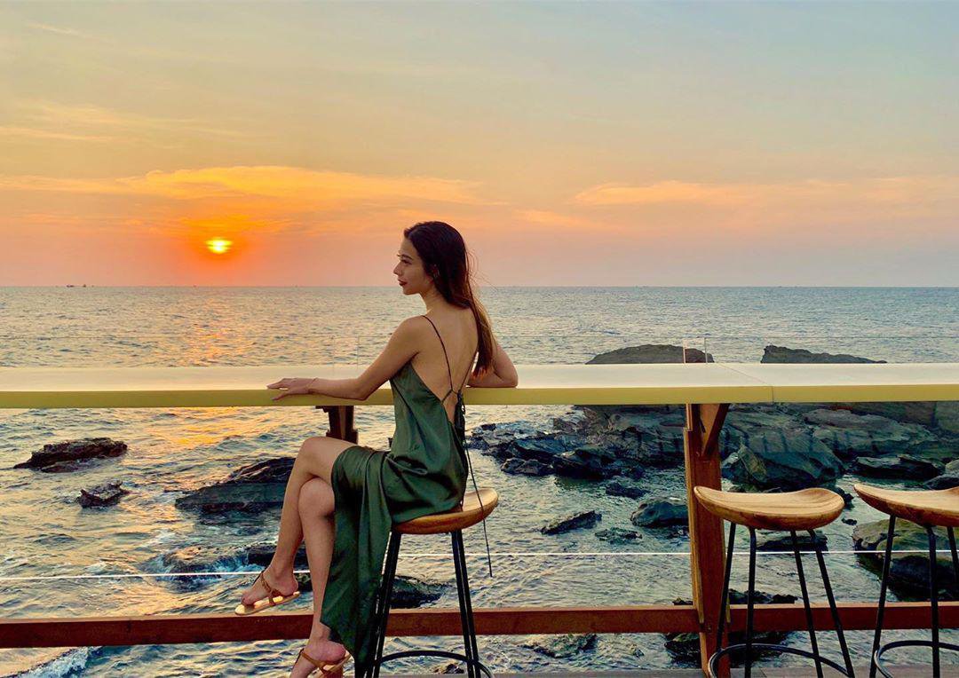 Top 5 quán bar ở Phú Quốc ngắm hoàng hôn trên biển cực chill - Ảnh 12.