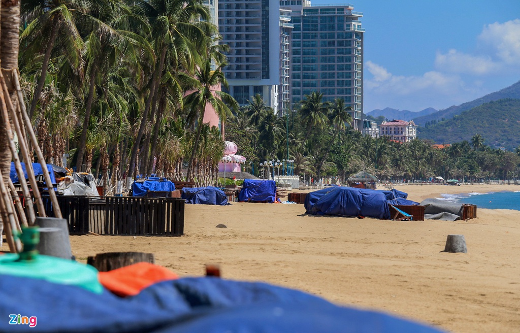 Biển Nha Trang bình yên trước khi dỡ lệnh cấm tắm - Ảnh 6.
