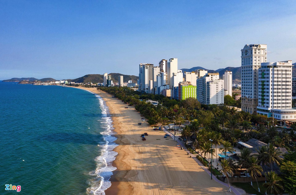 Biển Nha Trang bình yên trước khi dỡ lệnh cấm tắm - Ảnh 1.