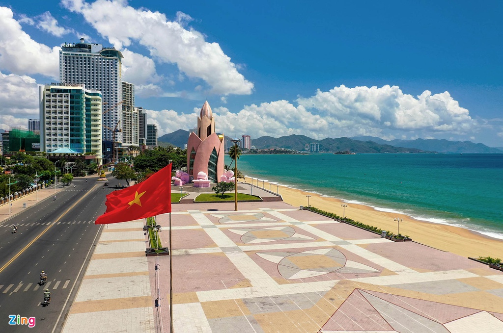 Biển Nha Trang bình yên trước khi dỡ lệnh cấm tắm - Ảnh 2.