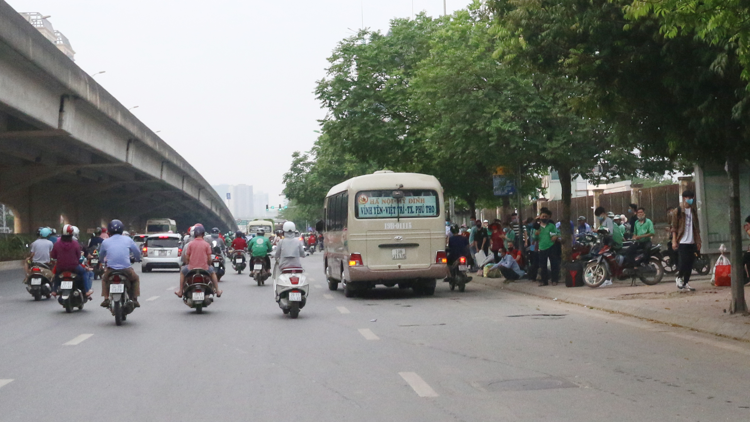 Xe khách dừng đỗ, đón trả khách lung tung ở khu vực Mỹ Đình trong ngày cuối nghỉ lễ - Ảnh 6. Xe khách dừng đỗ, đón trả khách lung tung ở khu vực Mỹ Đình trong ngày cuối nghỉ lễ - Ảnh 6.