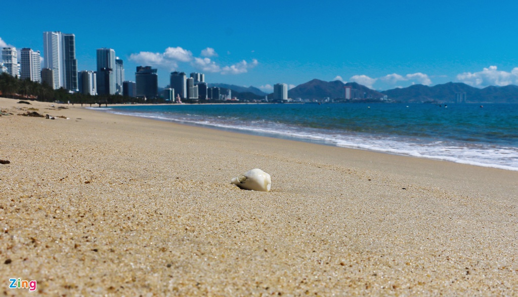 Biển Nha Trang bình yên trước khi dỡ lệnh cấm tắm - Ảnh 3.