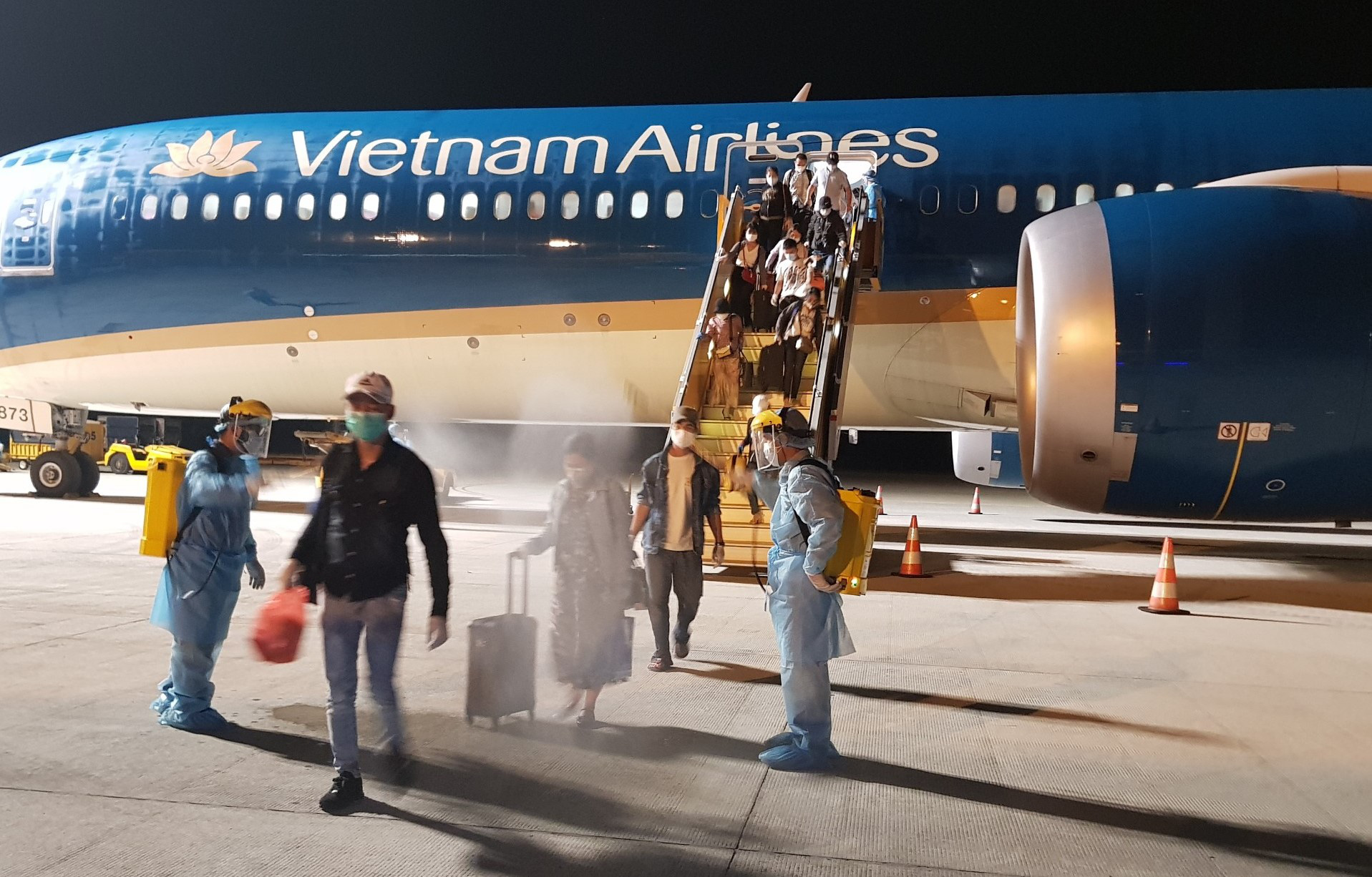 Chuyến bay đầu tiên đưa công dân Việt Nam về nước từ khu vực Trung Đông - Ảnh 1. Chuyến bay đầu tiên đưa công dân Việt Nam về nước từ khu vực Trung Đông - Ảnh 1.