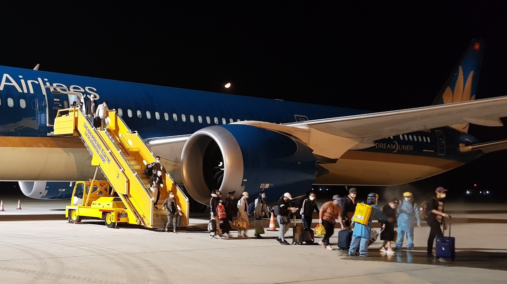Chuyến bay đầu tiên đưa công dân Việt Nam về nước từ khu vực Trung Đông - Ảnh 4. Chuyến bay đầu tiên đưa công dân Việt Nam về nước từ khu vực Trung Đông - Ảnh 4.