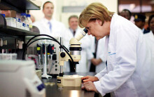 Lãnh đạo với tư duy khoa học, bà Merkel giúp Đức chống dịch thành công