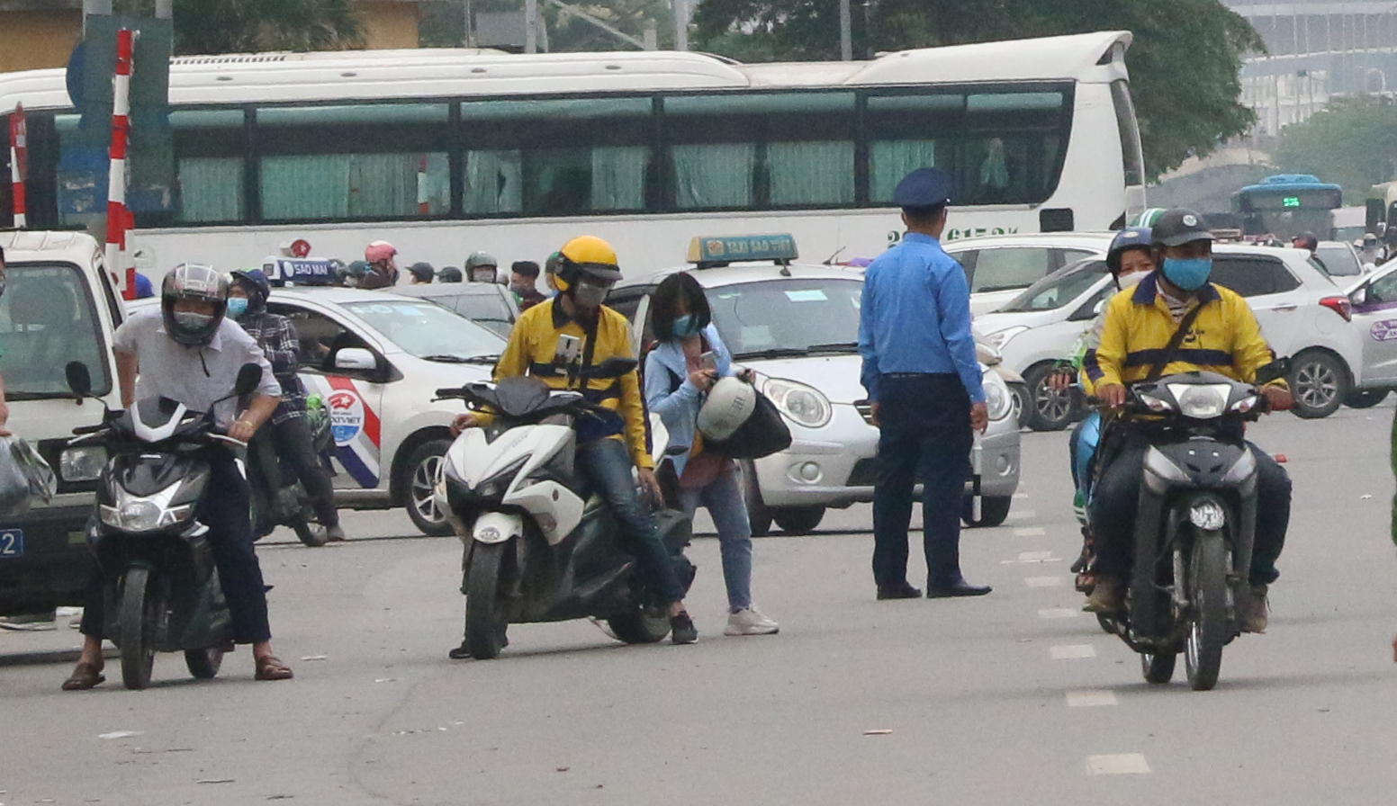 Nhiều tài xế taxi, xe ôm lần đầu tiên 'kiếm bộn' khách sau hơn một tháng phòng chống dịch Covid-19 - Ảnh 6. Nhiều tài xế taxi, xe ôm lần đầu tiên 'kiếm bộn' khách sau hơn một tháng phòng chống dịch Covid-19 - Ảnh 6.