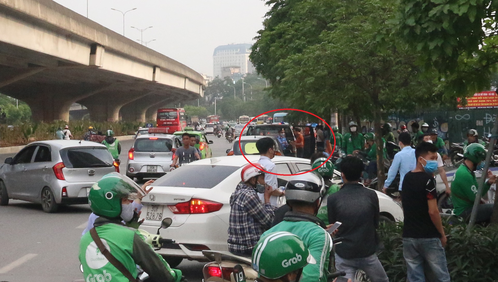 Xe khách dừng đỗ, đón trả khách lung tung ở khu vực Mỹ Đình trong ngày cuối nghỉ lễ - Ảnh 9. Xe khách dừng đỗ, đón trả khách lung tung ở khu vực Mỹ Đình trong ngày cuối nghỉ lễ - Ảnh 9.