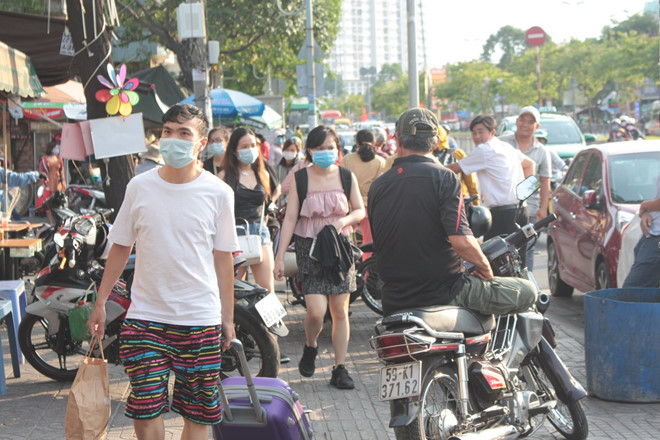 Người trẻ 'tay xách nách mang' trở lại TP HCM sau lễ 30/4 và 1/5 - Ảnh 9. Người trẻ 'tay xách nách mang' trở lại TP HCM sau lễ 30/4 và 1/5 - Ảnh 9.