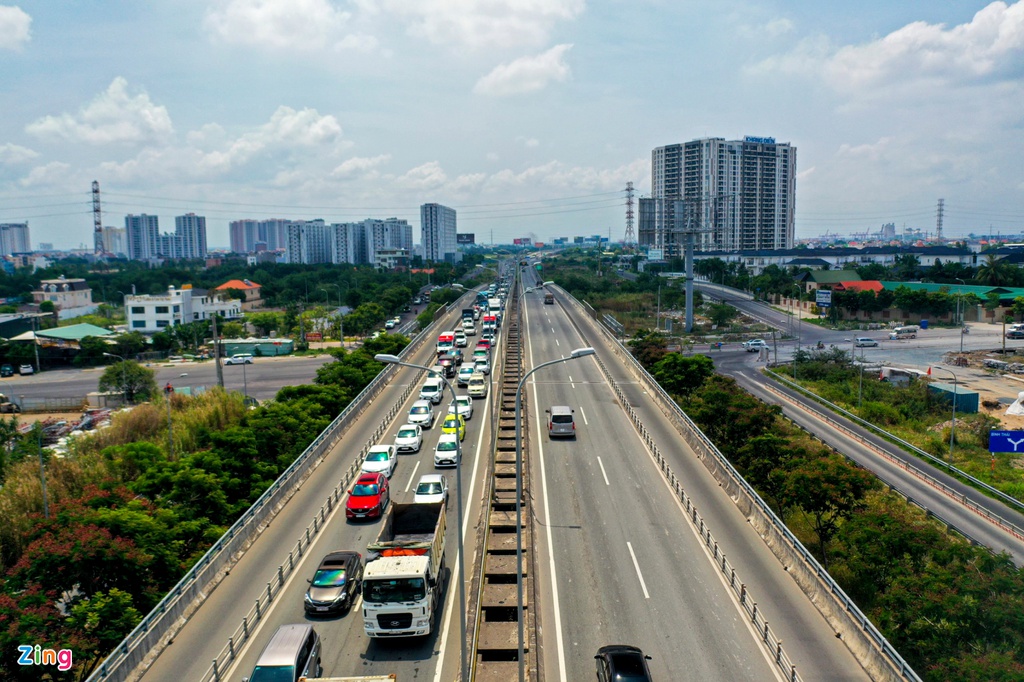 Cửa ngõ cao tốc TP HCM - Long Thành - Dầu Giây kẹt xe kéo dài hàng km - Ảnh 4. Cửa ngõ cao tốc TP HCM - Long Thành - Dầu Giây kẹt xe kéo dài hàng km - Ảnh 4.