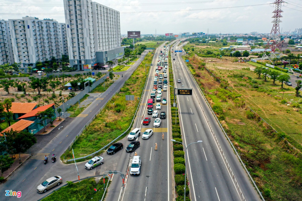 Cửa ngõ cao tốc TP HCM - Long Thành - Dầu Giây kẹt xe kéo dài hàng km - Ảnh 2. Cửa ngõ cao tốc TP HCM - Long Thành - Dầu Giây kẹt xe kéo dài hàng km - Ảnh 2.