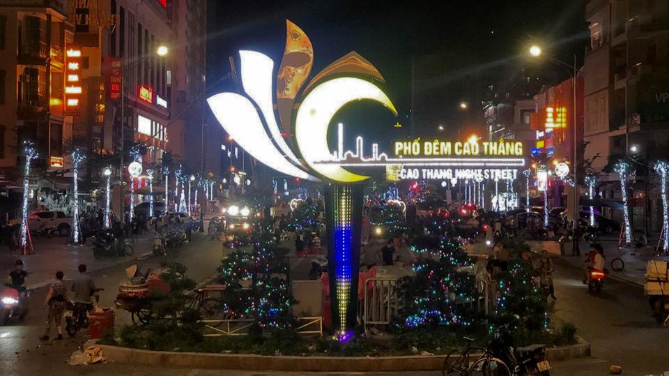 Nghệ An: Phố đêm vắng vẻ, đìu hiu sau 9 tháng đi vào hoạt động - Ảnh 1. Nghệ An: Phố đêm vắng vẻ, đìu hiu sau 9 tháng đi vào hoạt động - Ảnh 1.