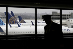 Gã khổng lồ hãng không United Airlines sa thải 13 giám đốc điều hành vì hết tiền trả lương