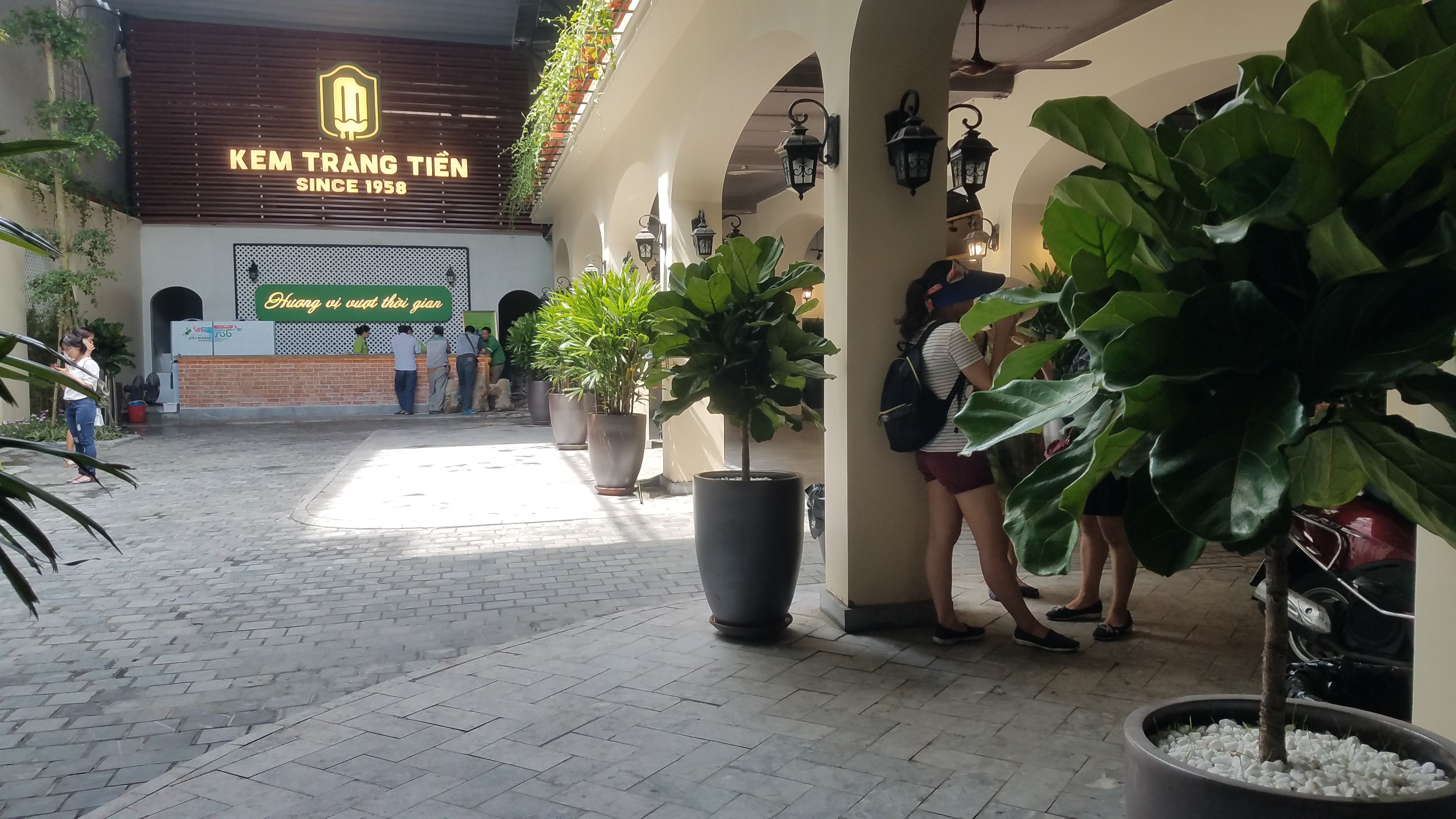 Sau khi ‘thay áo’, hương vị kem Tràng Tiền có còn được như xưa? - Ảnh 1. Sau khi ‘thay áo’, hương vị kem Tràng Tiền có còn được như xưa? - Ảnh 1.