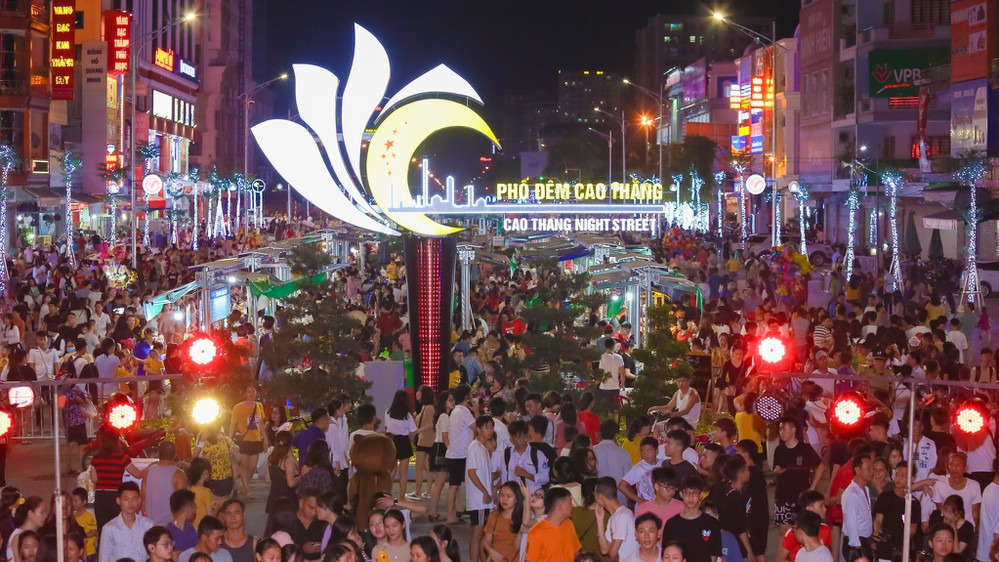 Nghệ An: Phố đêm vắng vẻ, đìu hiu sau 9 tháng đi vào hoạt động - Ảnh 11. Nghệ An: Phố đêm vắng vẻ, đìu hiu sau 9 tháng đi vào hoạt động - Ảnh 11.