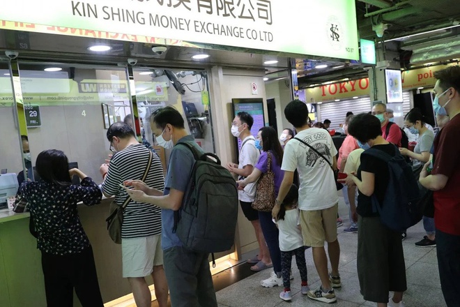 Người Hong Kong vội vã mua USD tích trữ - Ảnh 1. Người Hong Kong vội vã mua USD tích trữ - Ảnh 1.