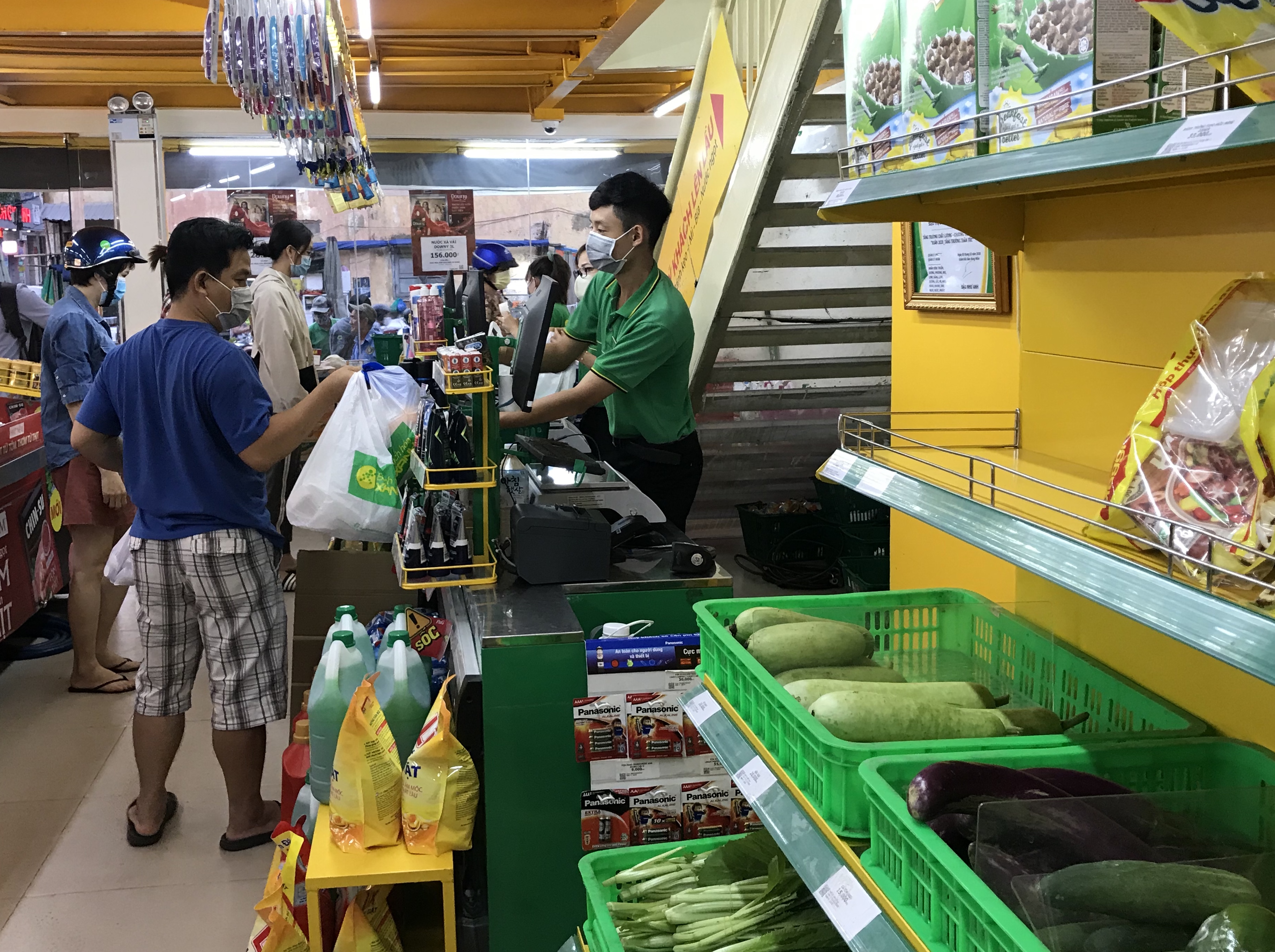 Doanh thu, lợi nhuận giảm mạnh vì Covid-19, sếp Thế Giới Di Động nói tình hình đã tốt lại, tháng 5 bán được 9.000-10.000 tỉ là bình thường - Ảnh 3. Doanh thu, lợi nhuận giảm mạnh vì Covid-19, sếp Thế Giới Di Động nói tình hình đã tốt lại, tháng 5 bán được 9.000-10.000 tỉ là bình thường - Ảnh 3.